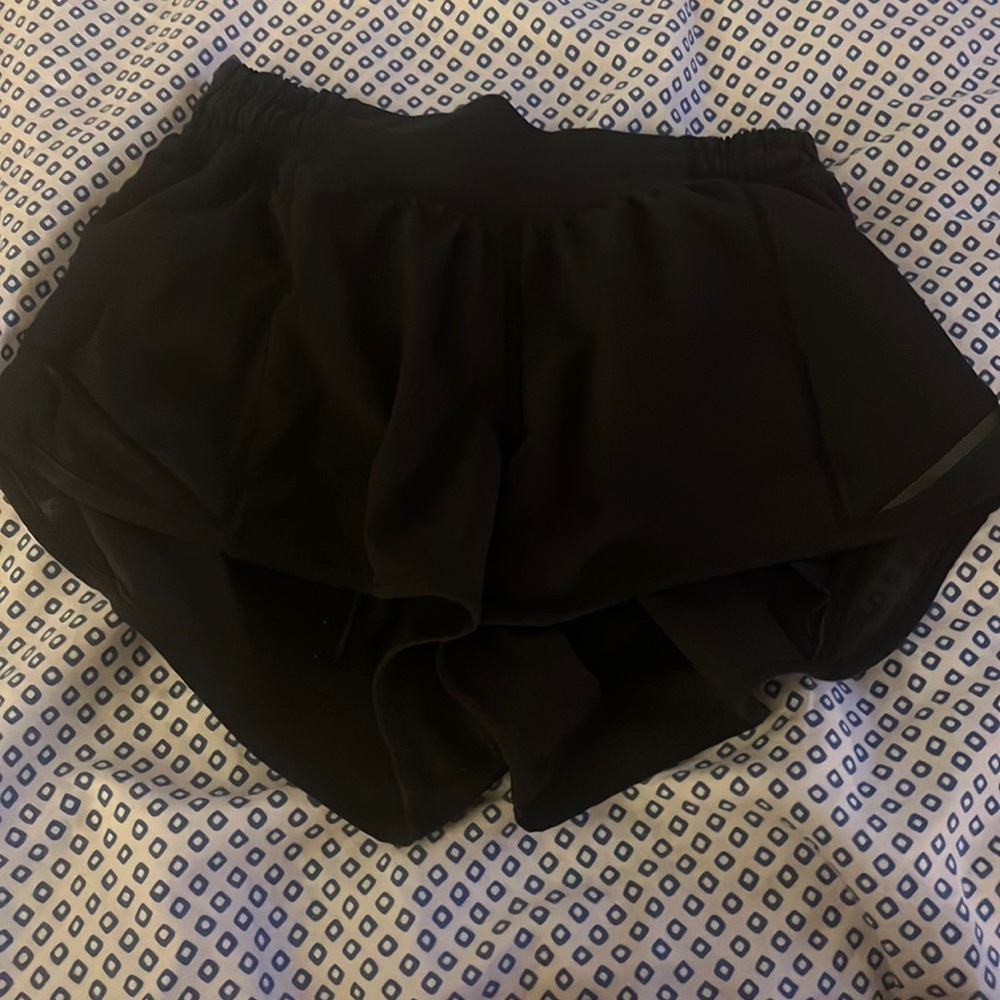 lululemon 2.5 length hottie hot shorts size 2